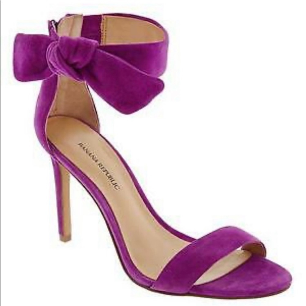 Like new BANANA REPUBLIC purple suede leather Jasmine bow heels 7.5